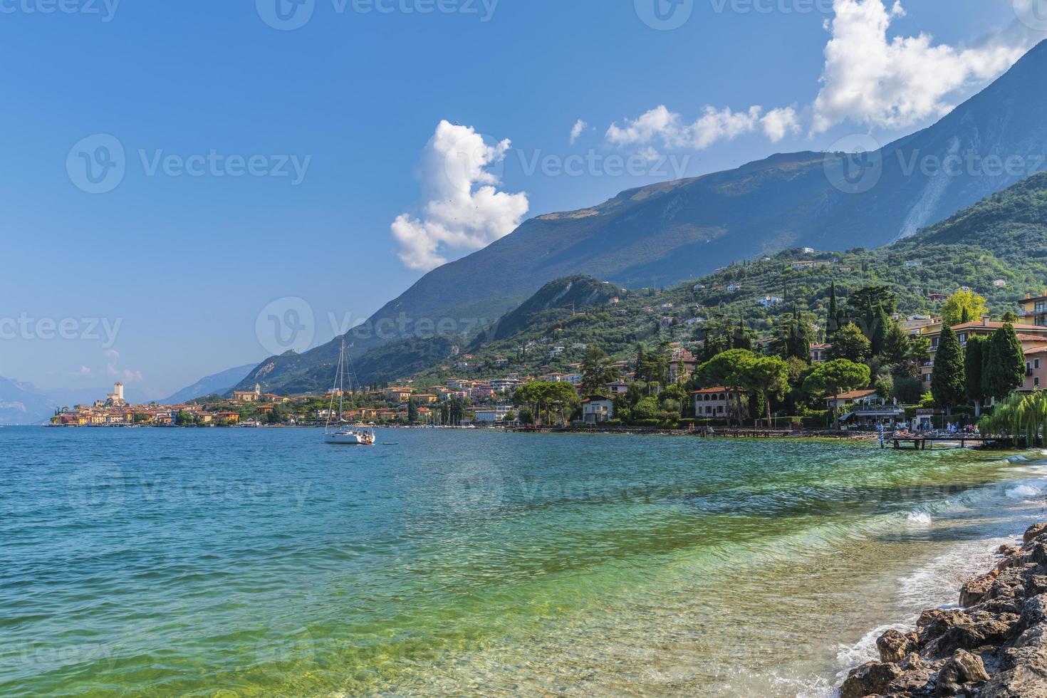 Gardameer en het historische centrum van Malcesine. foto