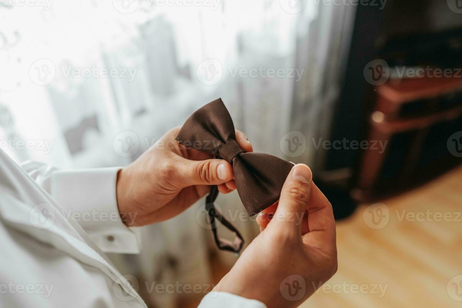 Mens vlinder kleding, zakenman zetten Aan boog binden. pak, handen, zorg, binden, naar juist, naar aanpassen, mode, boog. foto