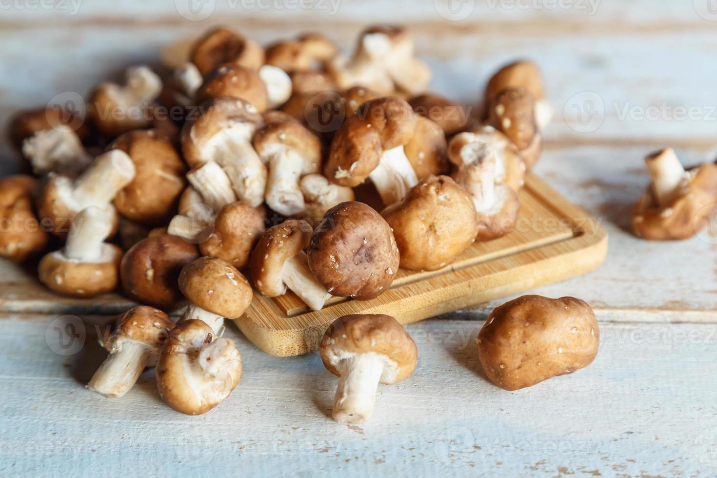 verse shiitake paddenstoelen op de houten keukentafel foto