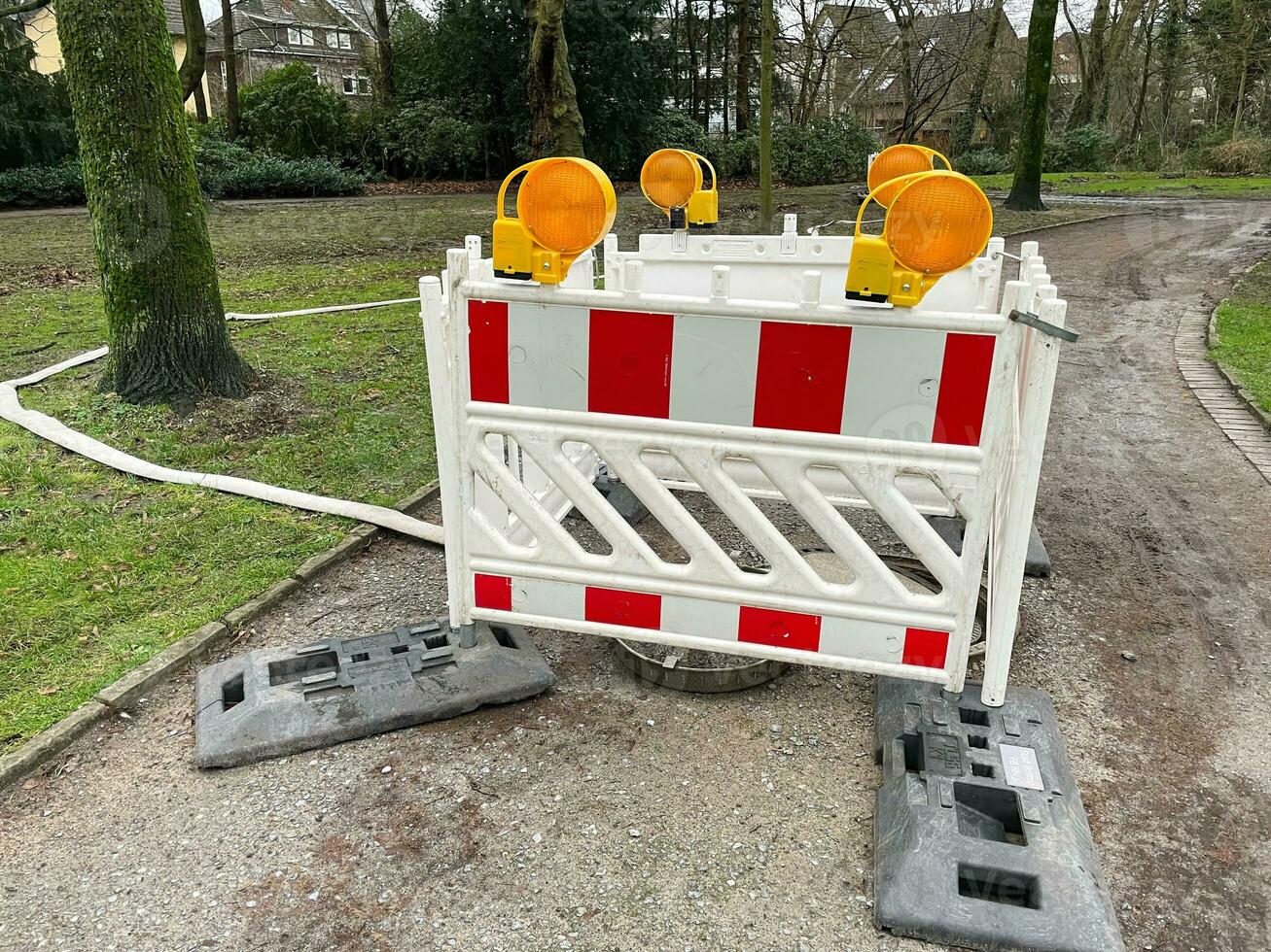 rood en wit barrière Aan een voetpad foto