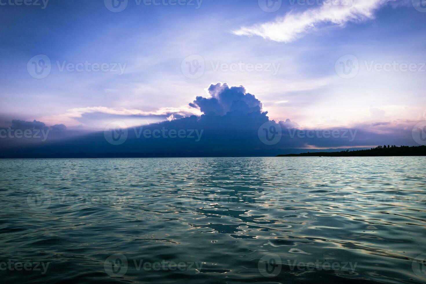 zonsondergang Bij zee met een wolk in de achtergrond foto