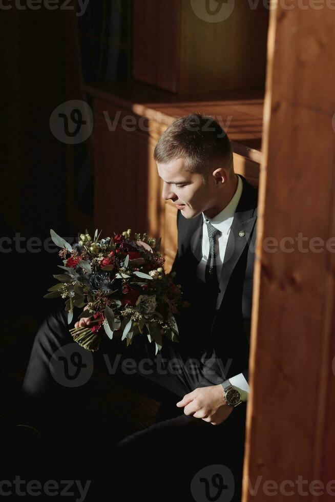 mooi bruiloft boeket met verschillend bloemen in de handen. rustiek bruiloft boeket met rood en blauw rozen en wit anjers. detailopname. kant visie foto