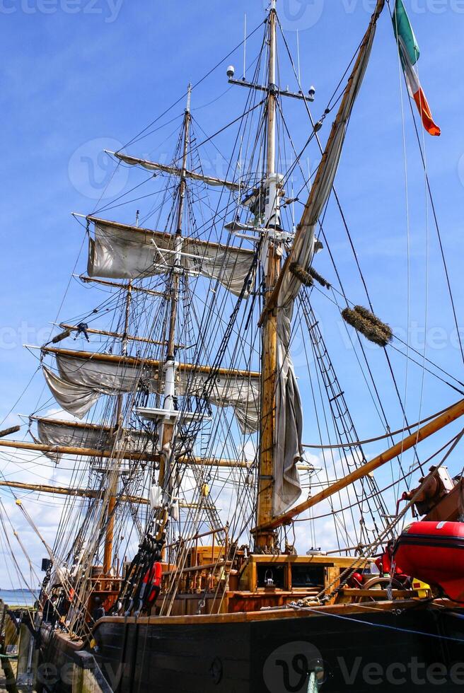 groot mast van een oud het zeilen schip foto