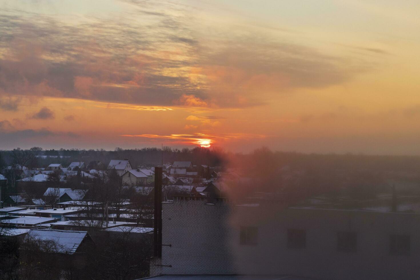 schot van de dramatisch zonsondergang in de landelijk stad in de verkoudheid ochtend. seizoen foto