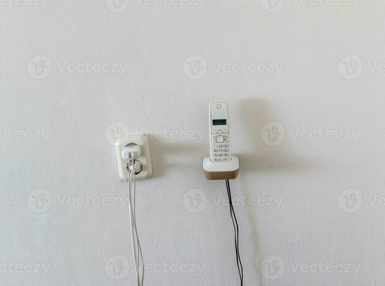 dichtbij omhoog schot van de elektrisch schakelaar en de telefoon in de appartement. concept foto