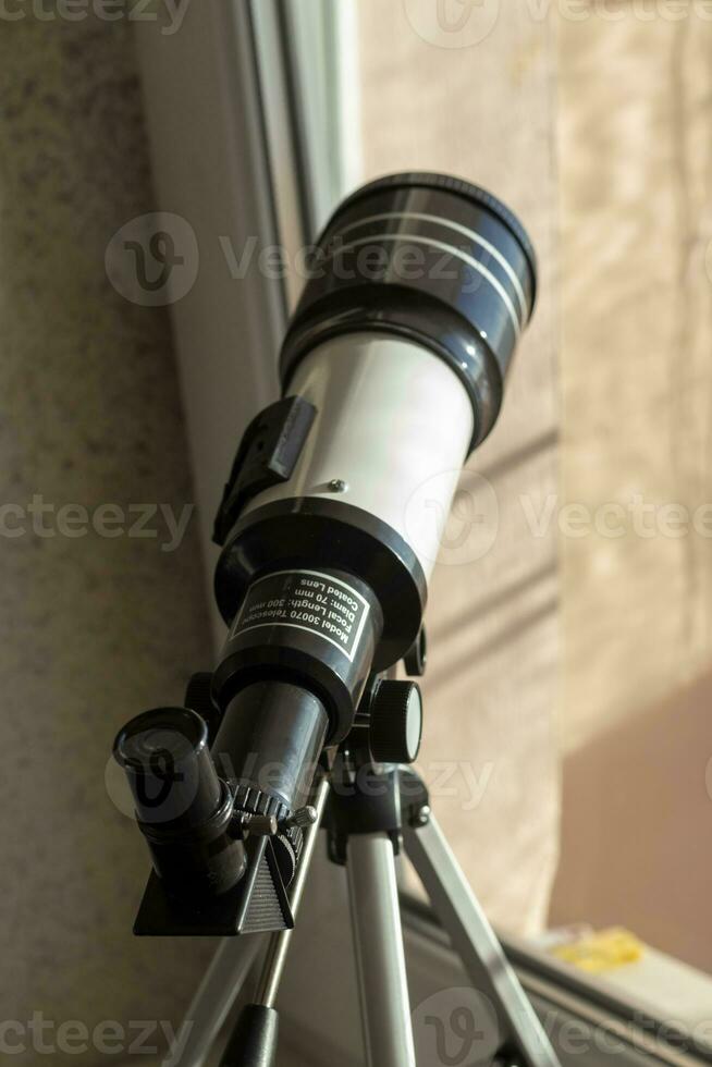 verliezen omhoog schot van de telescoop Aan de venster. wetenschap foto