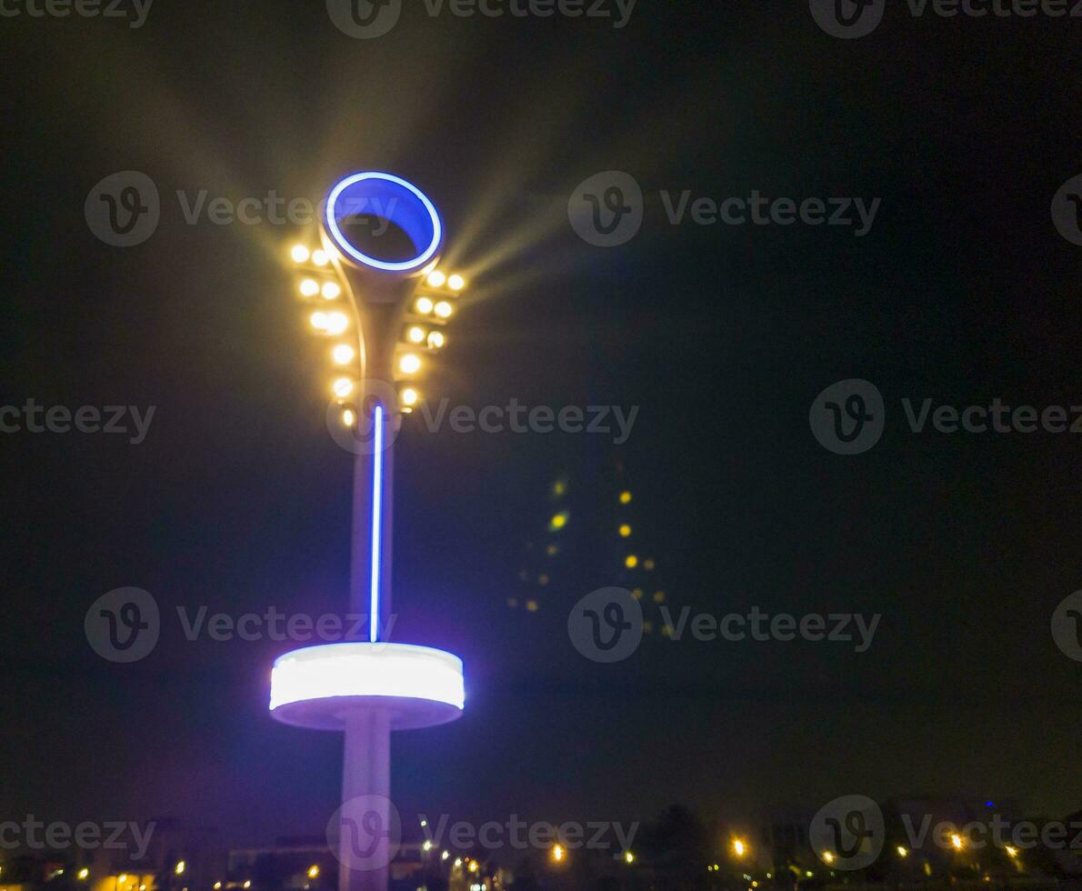 dubai, uae - 23.05.2023 - licht projecties installatie Aan de nacht strand. stad foto