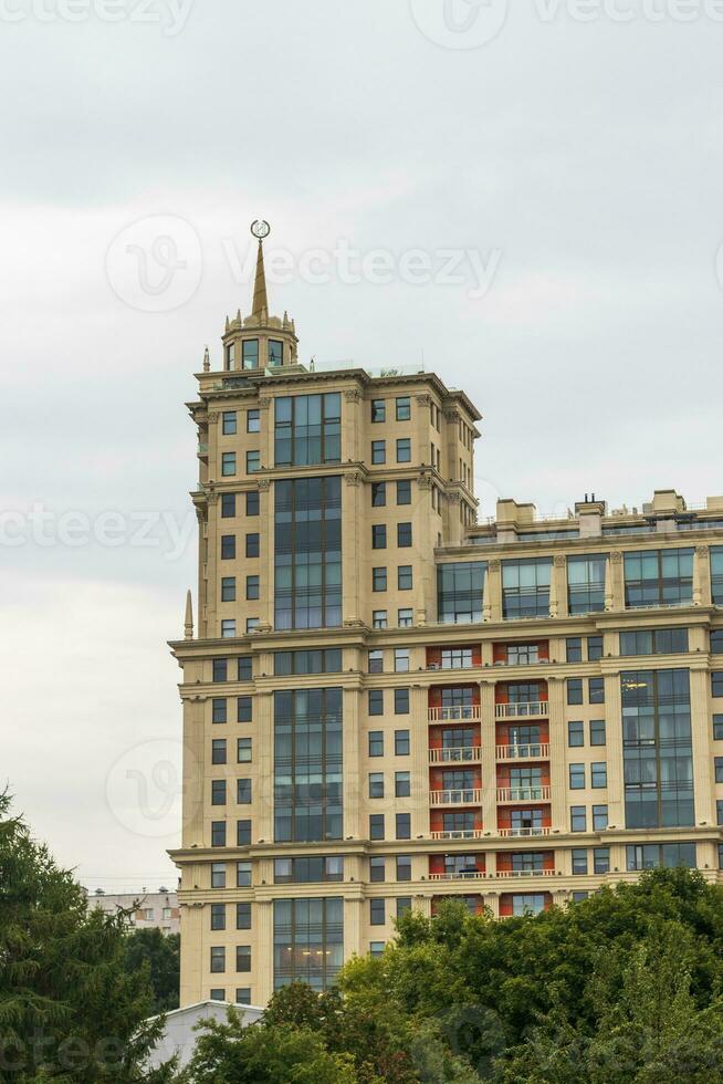 dichtbij omhoog schot van modern gebouw. stad foto