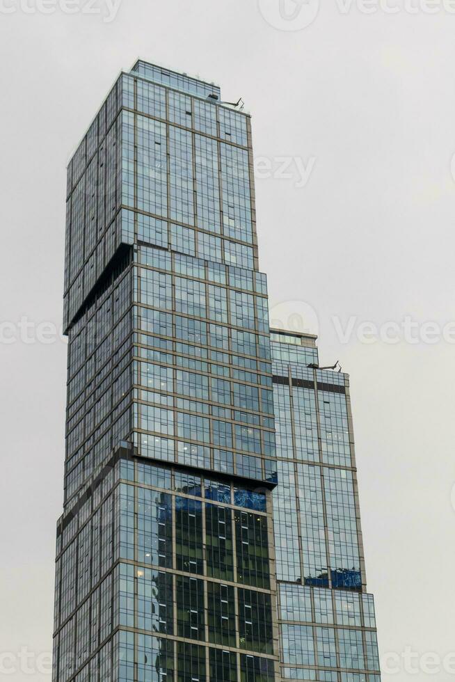 dichtbij omhoog schot van modern gebouwen. architectuur foto