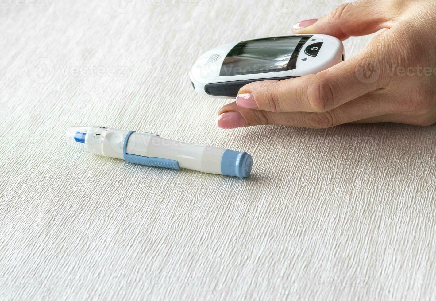 dichtbij omhoog schot van de glucometer instrument Aan de wit oppervlak. gezondheidszorg foto