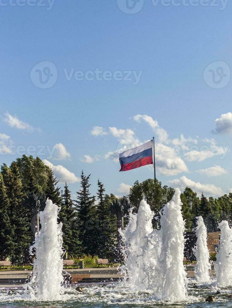 dichtbij omhoog schot van de Russisch vlag drijvend Aan de wind. land foto