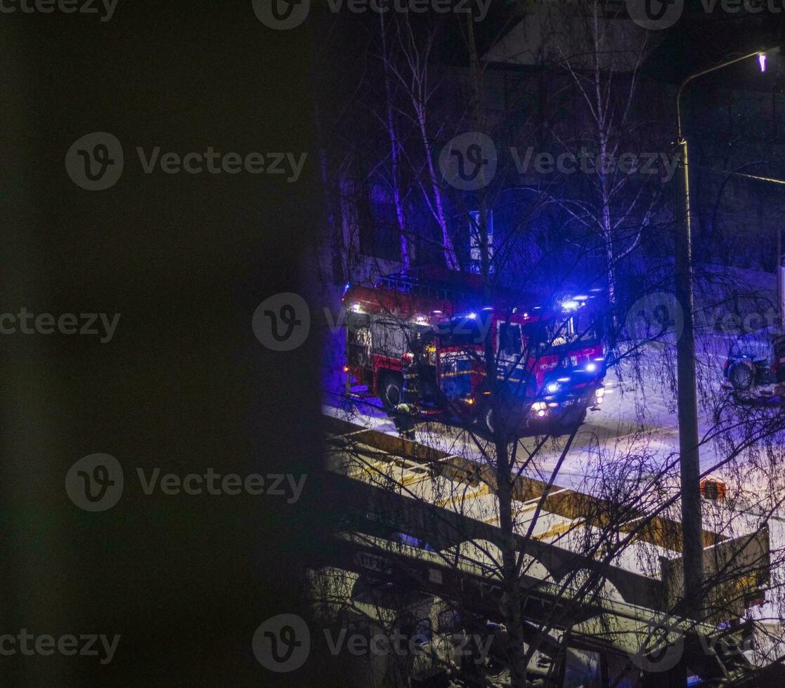 schot van de eerste reactie team werken Aan de tafereel van verdomde weg ongeluk. buitenshuis foto