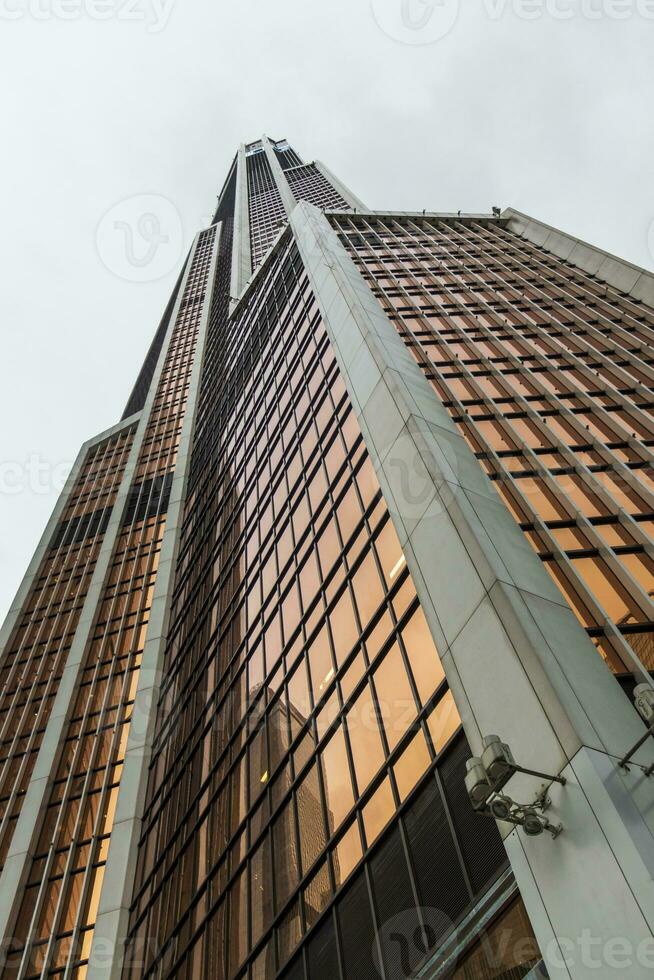 dichtbij omhoog schot van modern gebouwen. architectuur foto