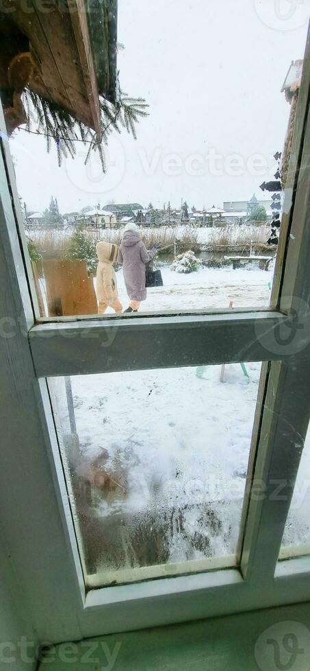 schot van de buitenshuis winter tafereel in de landelijk dorp. natuur foto