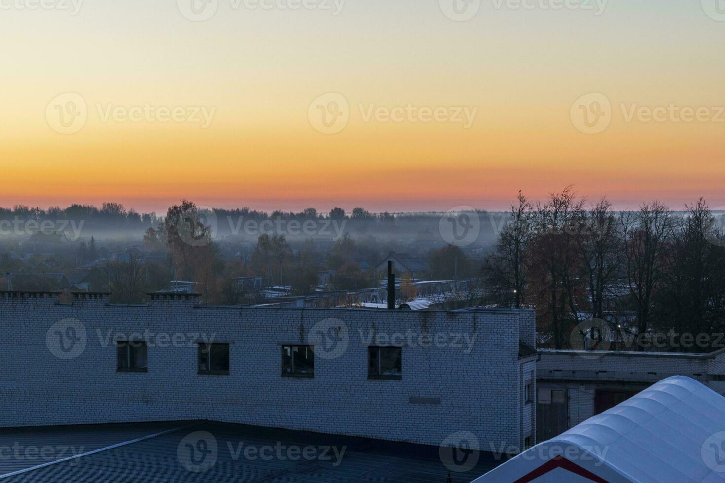 schot van de straat gedurende zonsopkomst uur. stedelijk foto