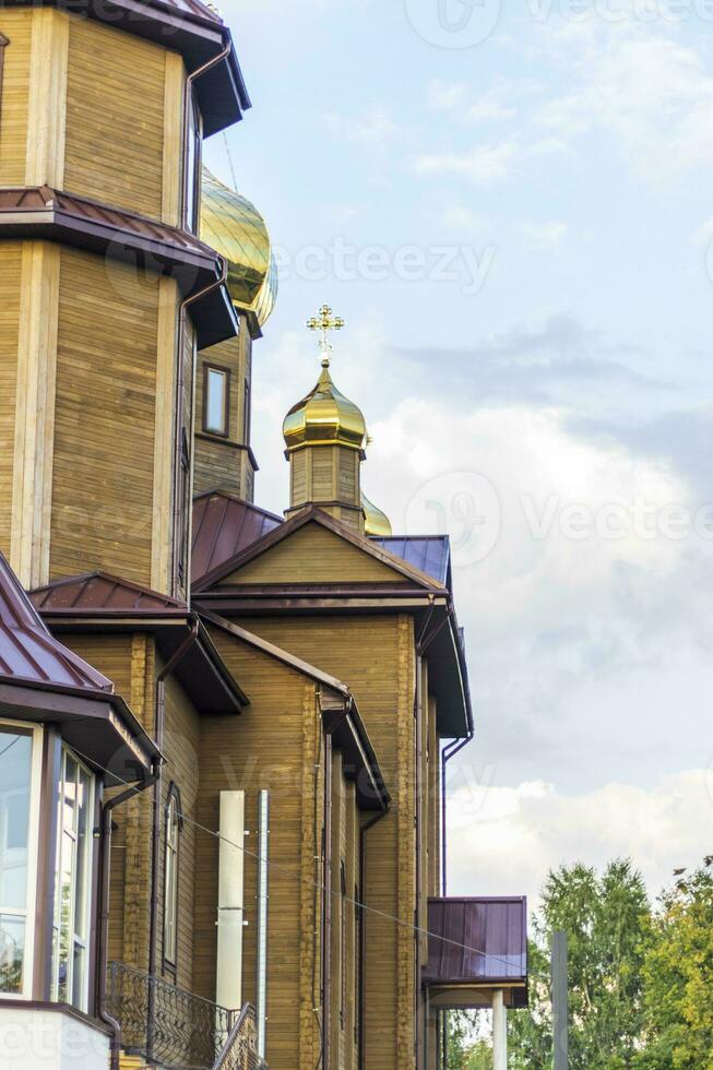 schot van de koepels van de oud houten orthodox kerk. religie foto