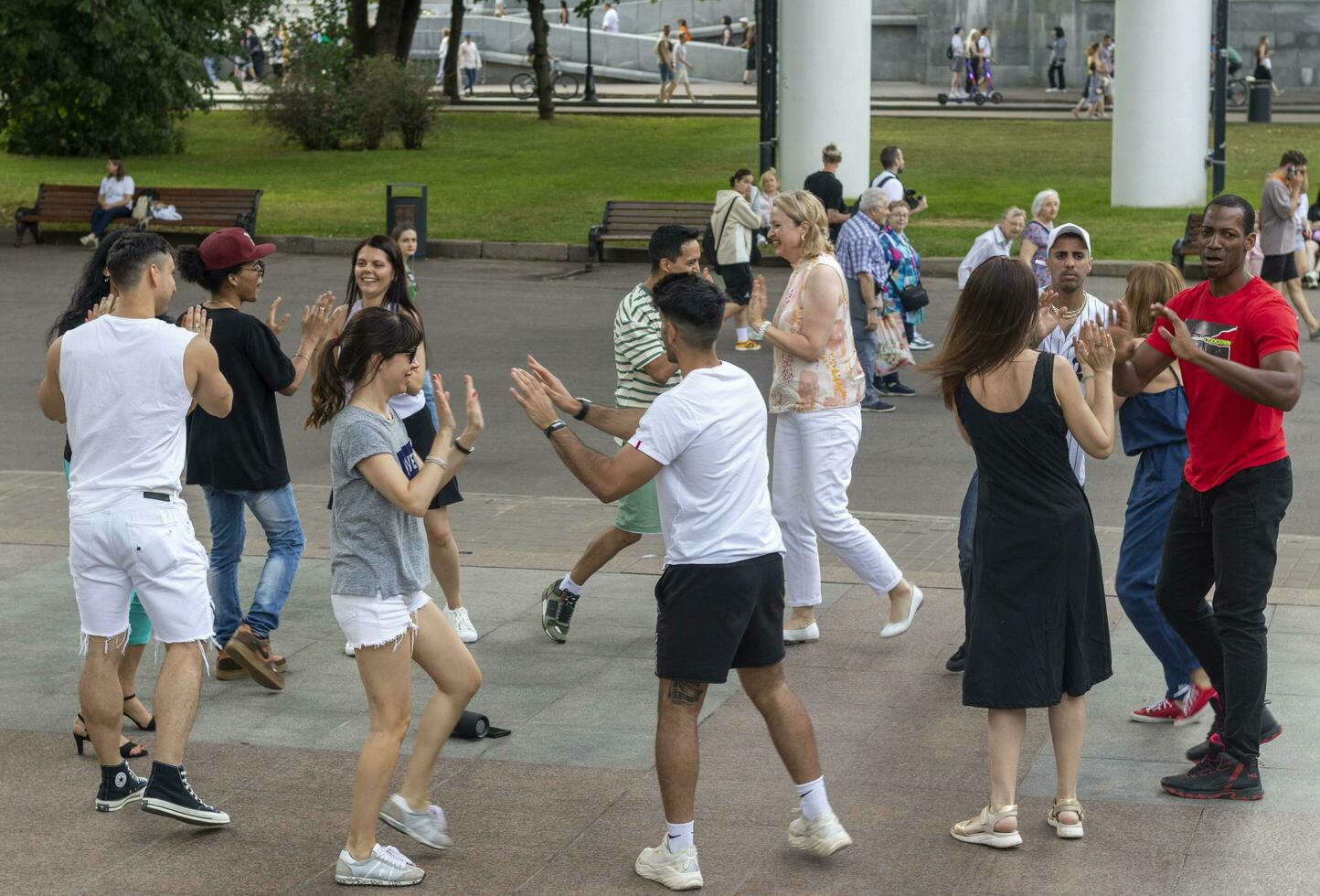 Moskou, Rusland - 07.09.2023 - mensen genieten van dag uit in de gorky park. buitenshuis foto