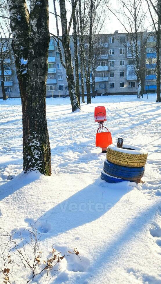 landschap schot van de straat Aan de winter dag. kinderen speelplaats gedekt in sneeuw. seizoen foto