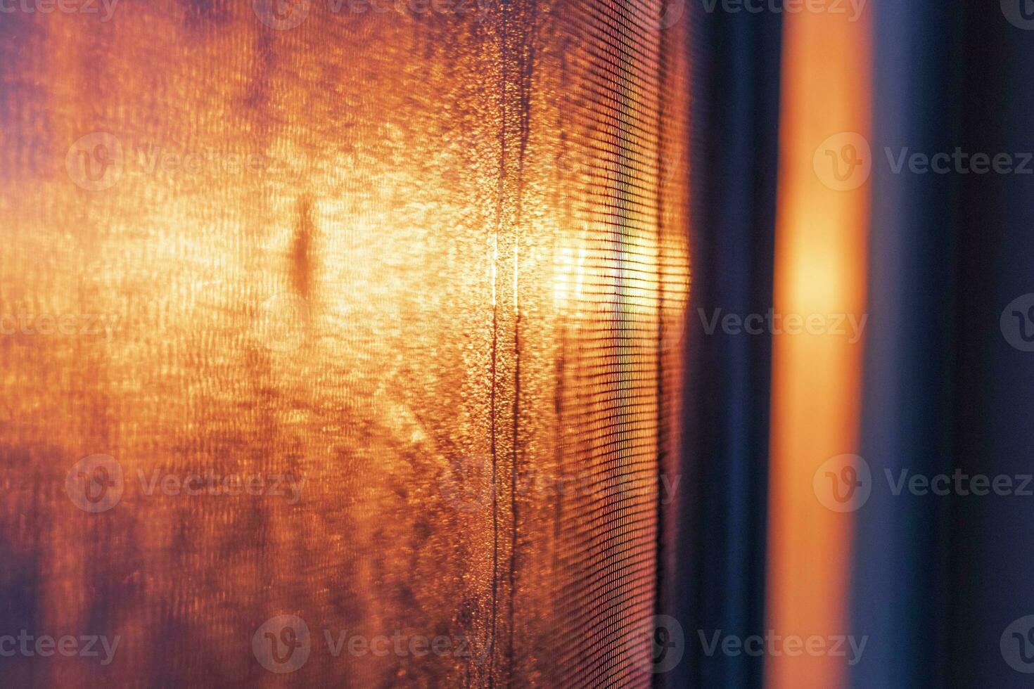 schot van de zon instelling en reflecterend in de venster. concept foto