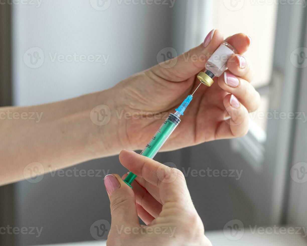 dichtbij resultaat van de vrouw voorbereidingen treffen geneeskunde voor injectie. gezondheidszorg foto