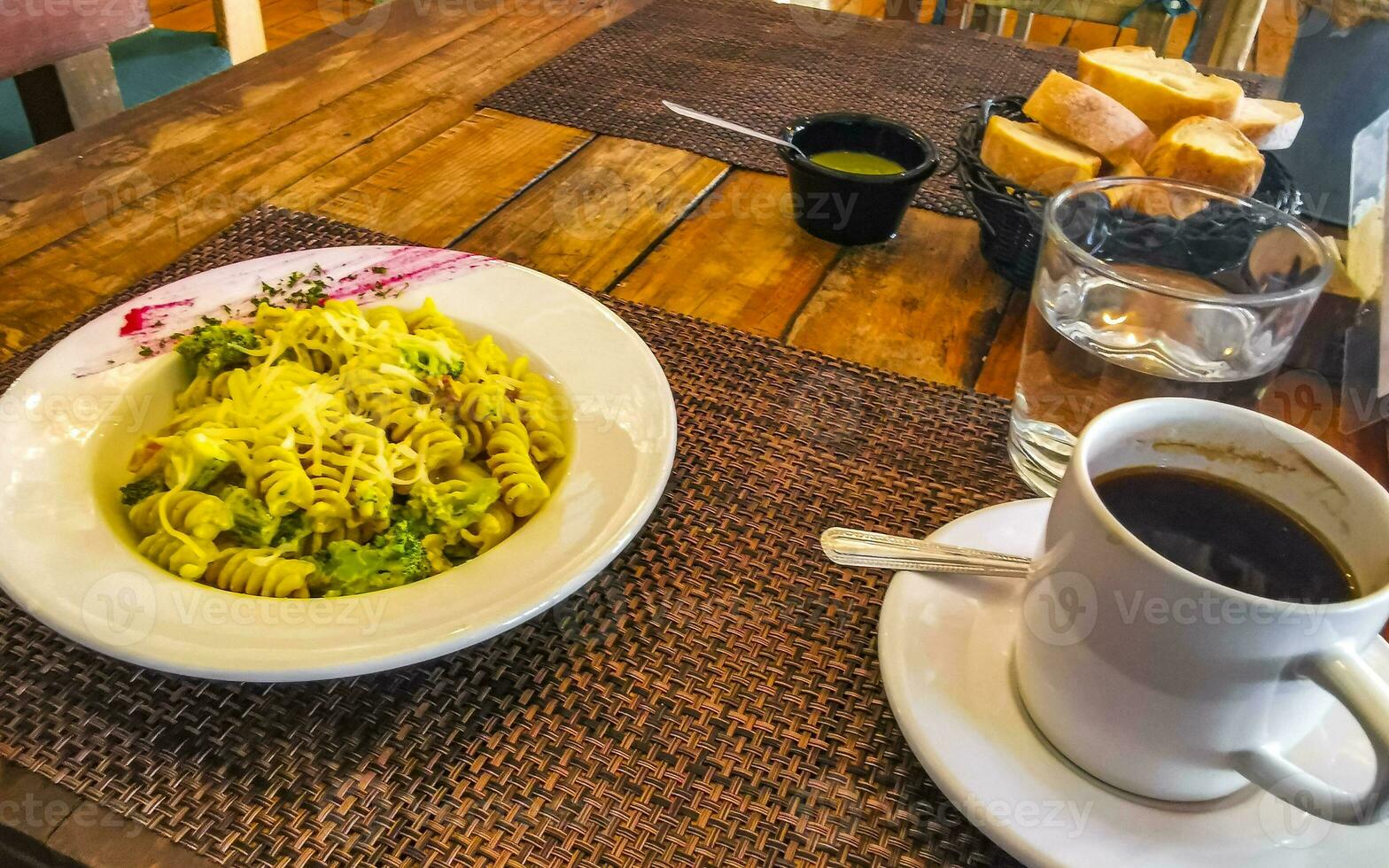 wit bord van smakelijk pasta noedels maaltijd schotel voedsel Mexico. foto