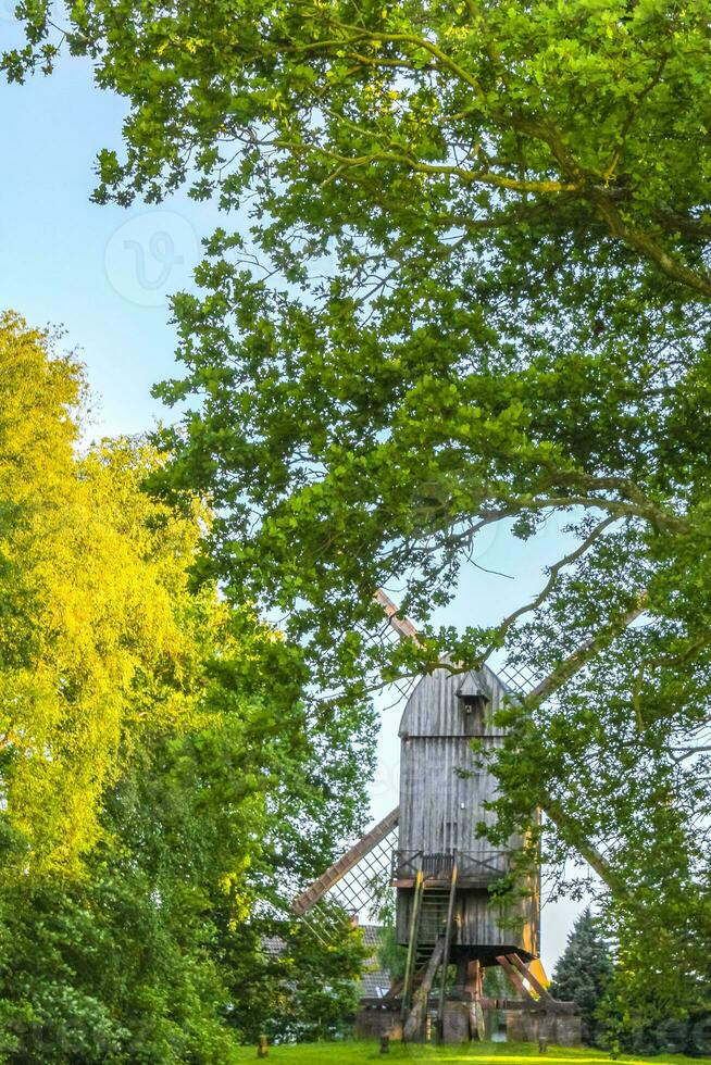 oud windmolen Bij de rand van de Woud in duitsland. foto