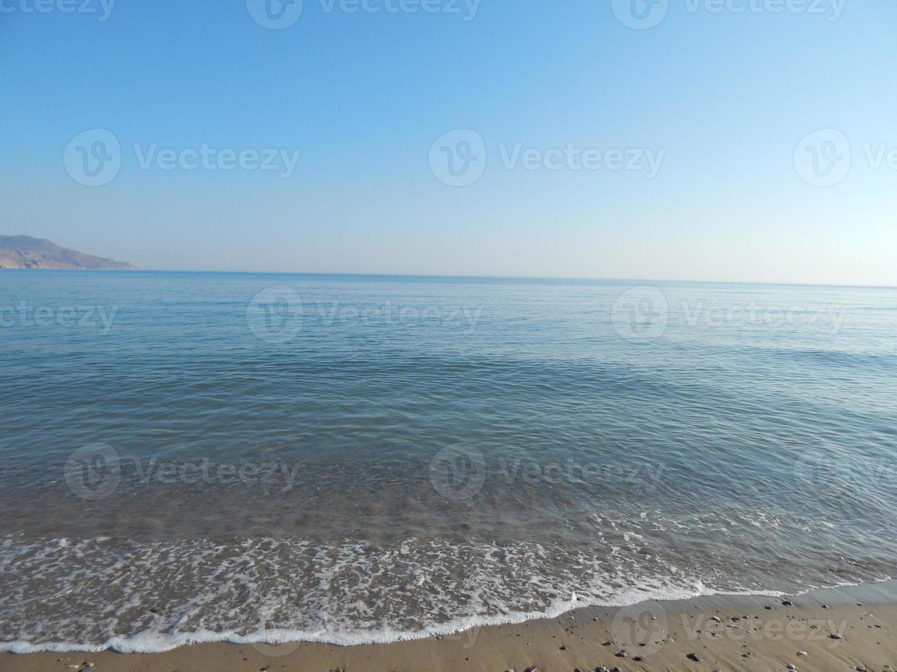 reizen in griekenland op het eiland kreta bergen en de zee foto