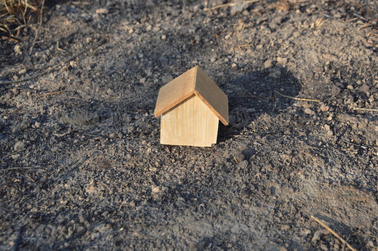 model van een houten huis als familiebezit foto