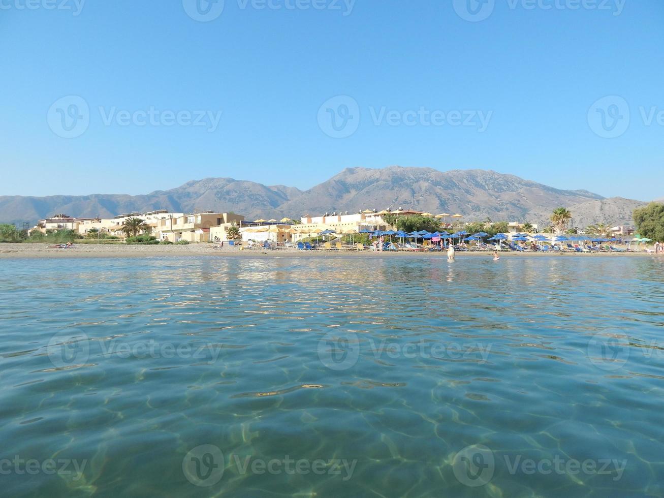 reizen in griekenland op het eiland kreta bergen en de zee foto