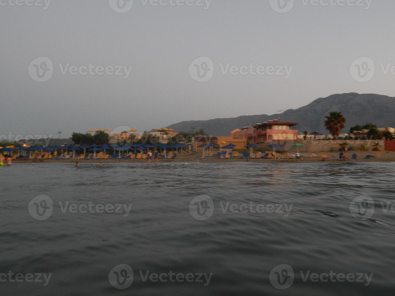 reizen in griekenland op het eiland kreta bergen en de zee foto