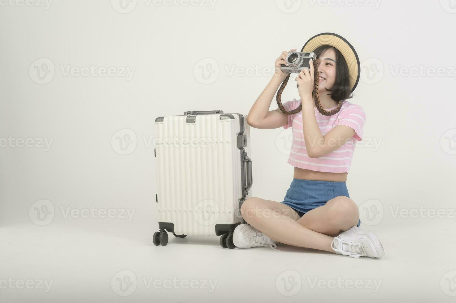 jong gelukkig Aziatisch toerist vrouw over- wit achtergrond studio, reizen en vakantie concept. foto