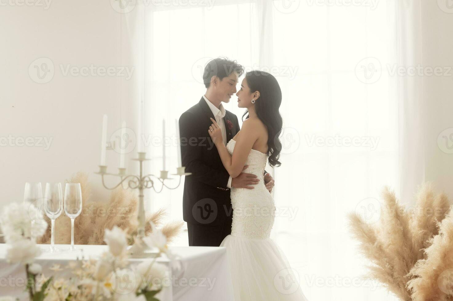 paar van bruid en bruidegom genieten van romantisch momenten in bruiloft ceremonie, liefde, viering en huwelijk. foto