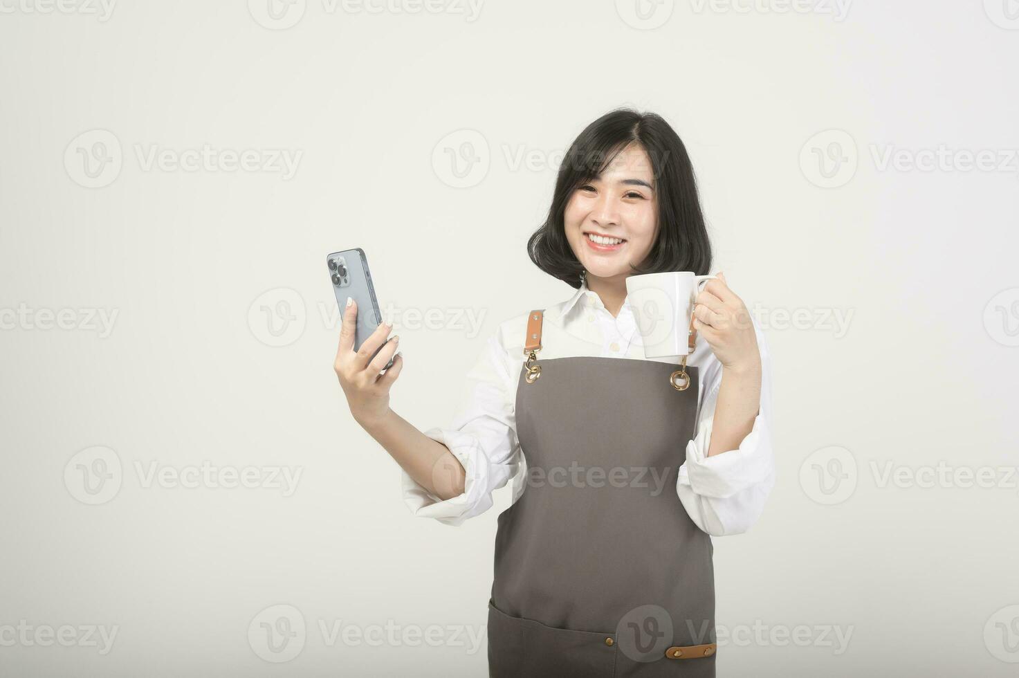 Aziatisch glimlachen vrouw ondernemer of barista vervelend een schort over- wit achtergrond, concept klein bedrijf foto