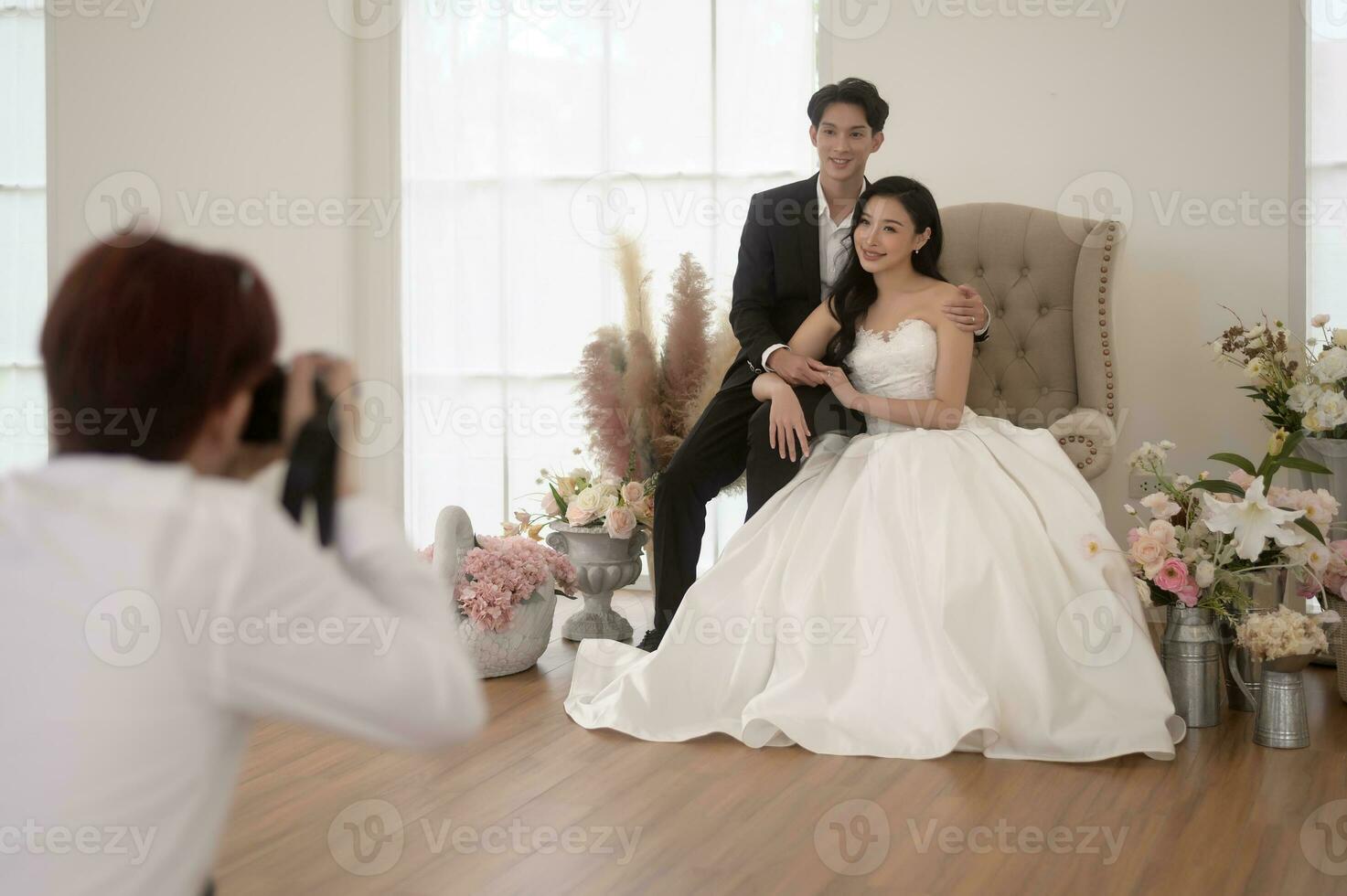 fotograaf nemen afbeeldingen van bruid en bruidegom in bruiloft ceremonie, liefde ,romantisch en bruiloft voorstel concept. foto