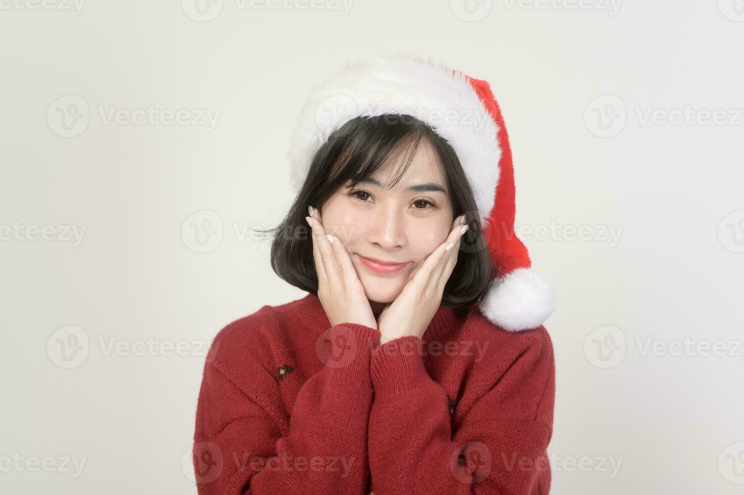 jong gelukkig vrouw in de kerstman claus hoed vervelend rood trui over- wit achtergrond, Kerstmis concept foto