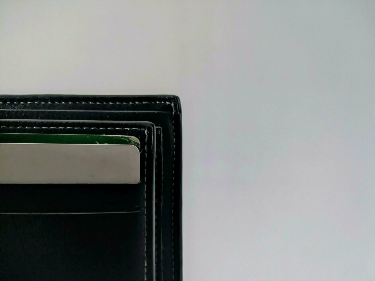 zwart portemonnee met meerdere kaarten in het foto