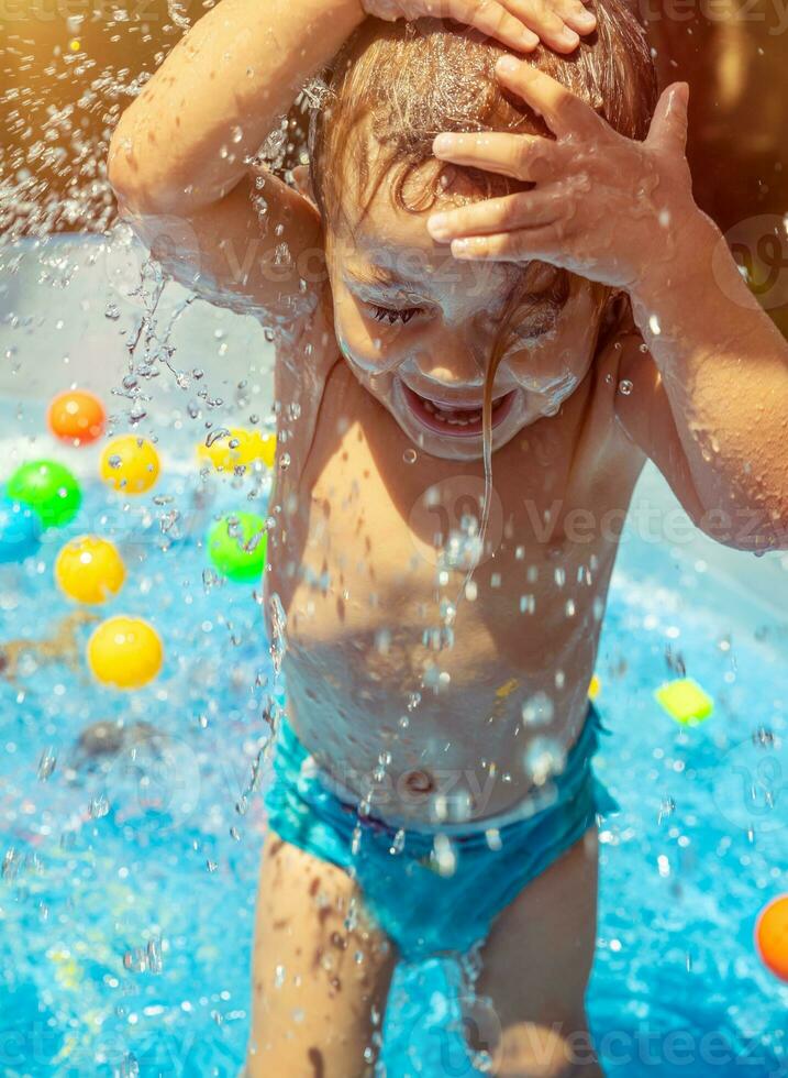 gelukkig kind in de zwembad foto