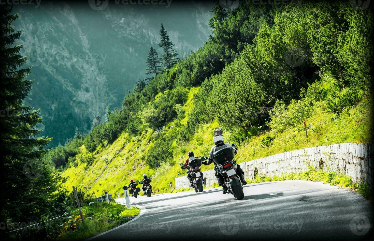 groep van moto motorrijders Aan bergachtig weg foto