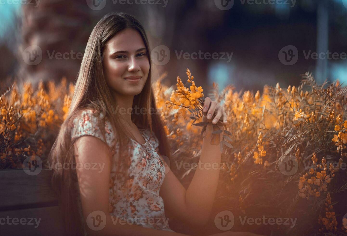 mooi meisje in bloemen tuin foto