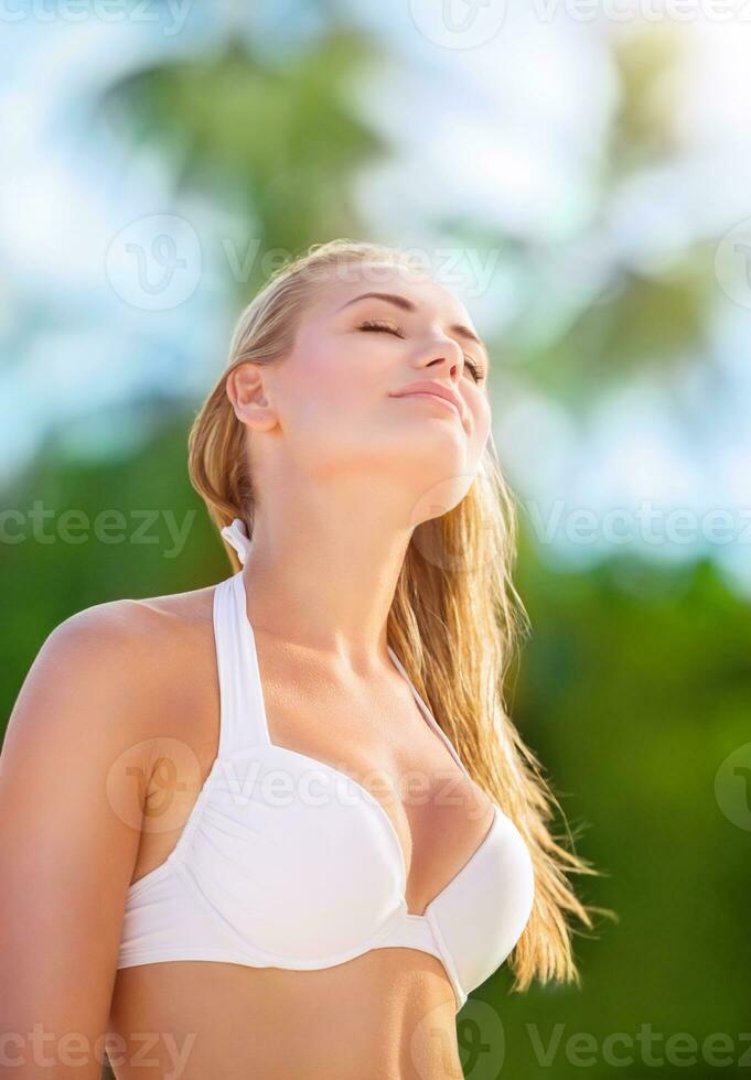 mooi meisje op het strand foto