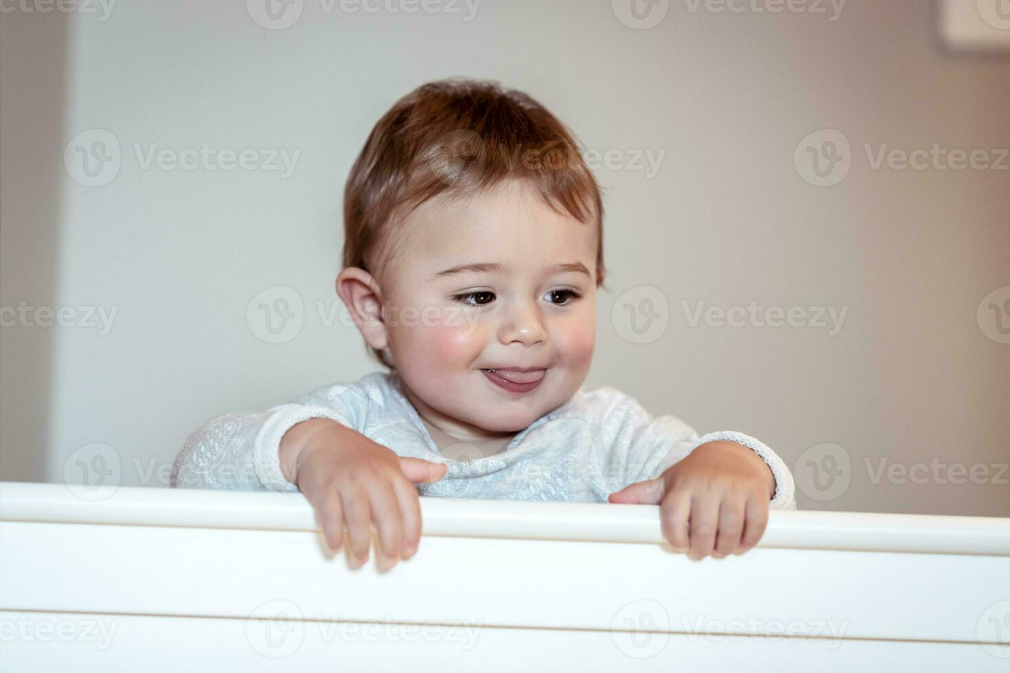 zoet baby jongen Bij huis foto