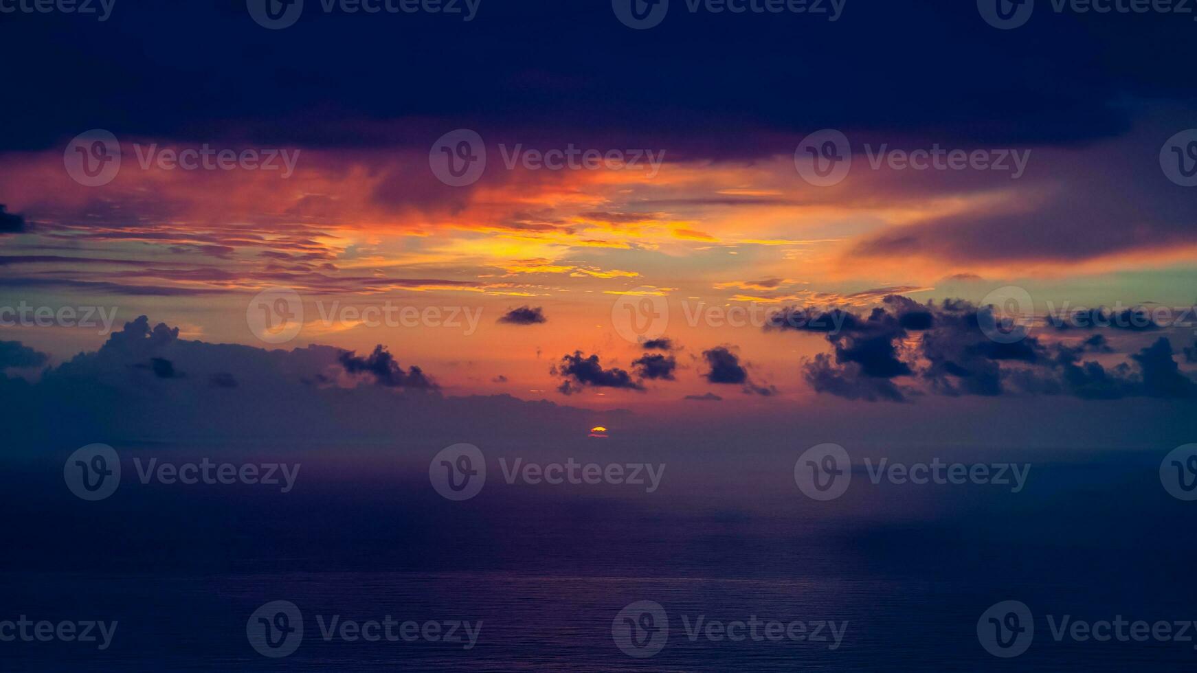 dramatische zonsondergang over de zee foto