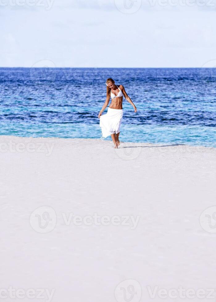 sexy model- wandelen Aan de strand foto