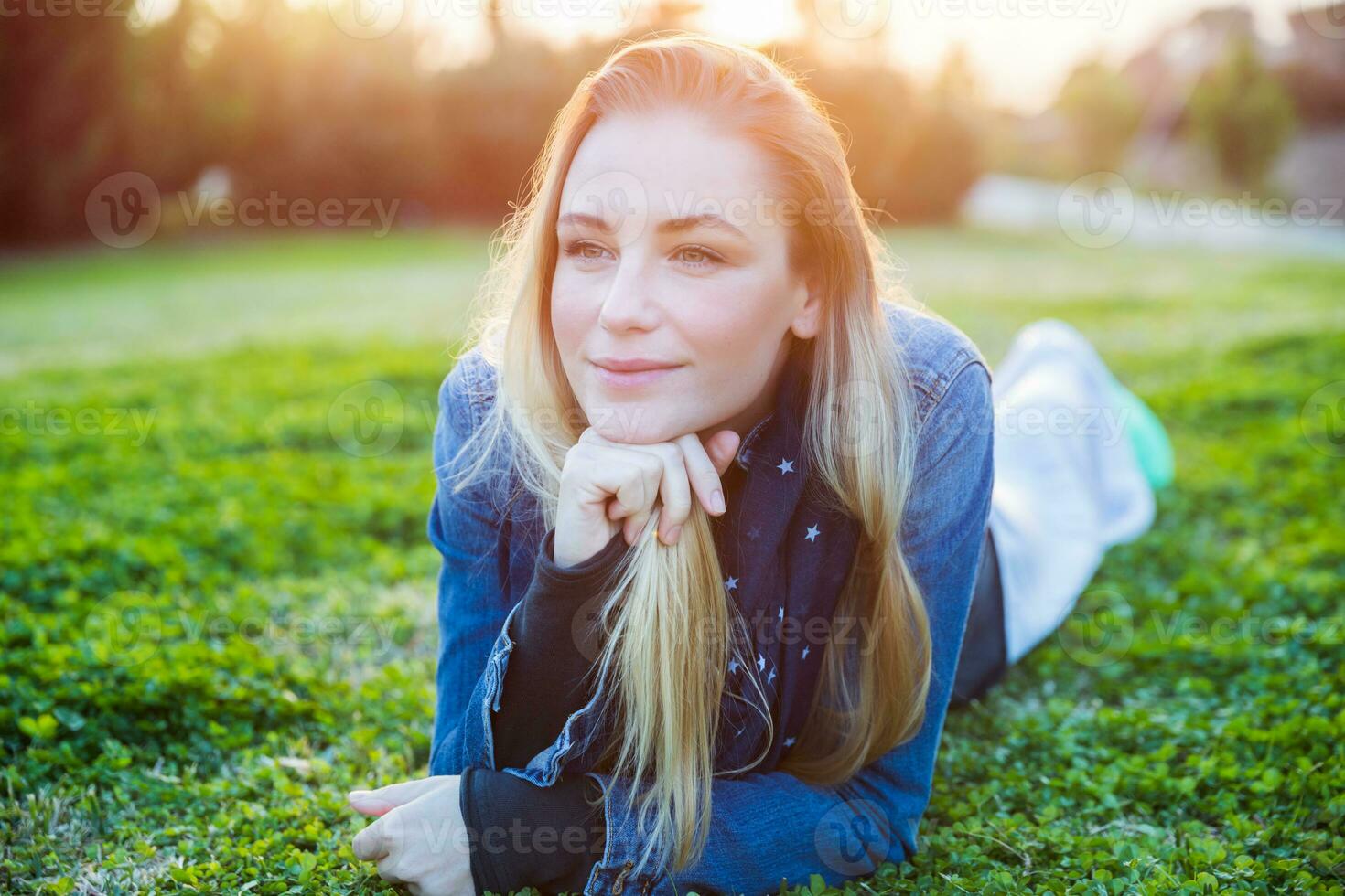 schattig vrouw Aan de voorjaar weide foto