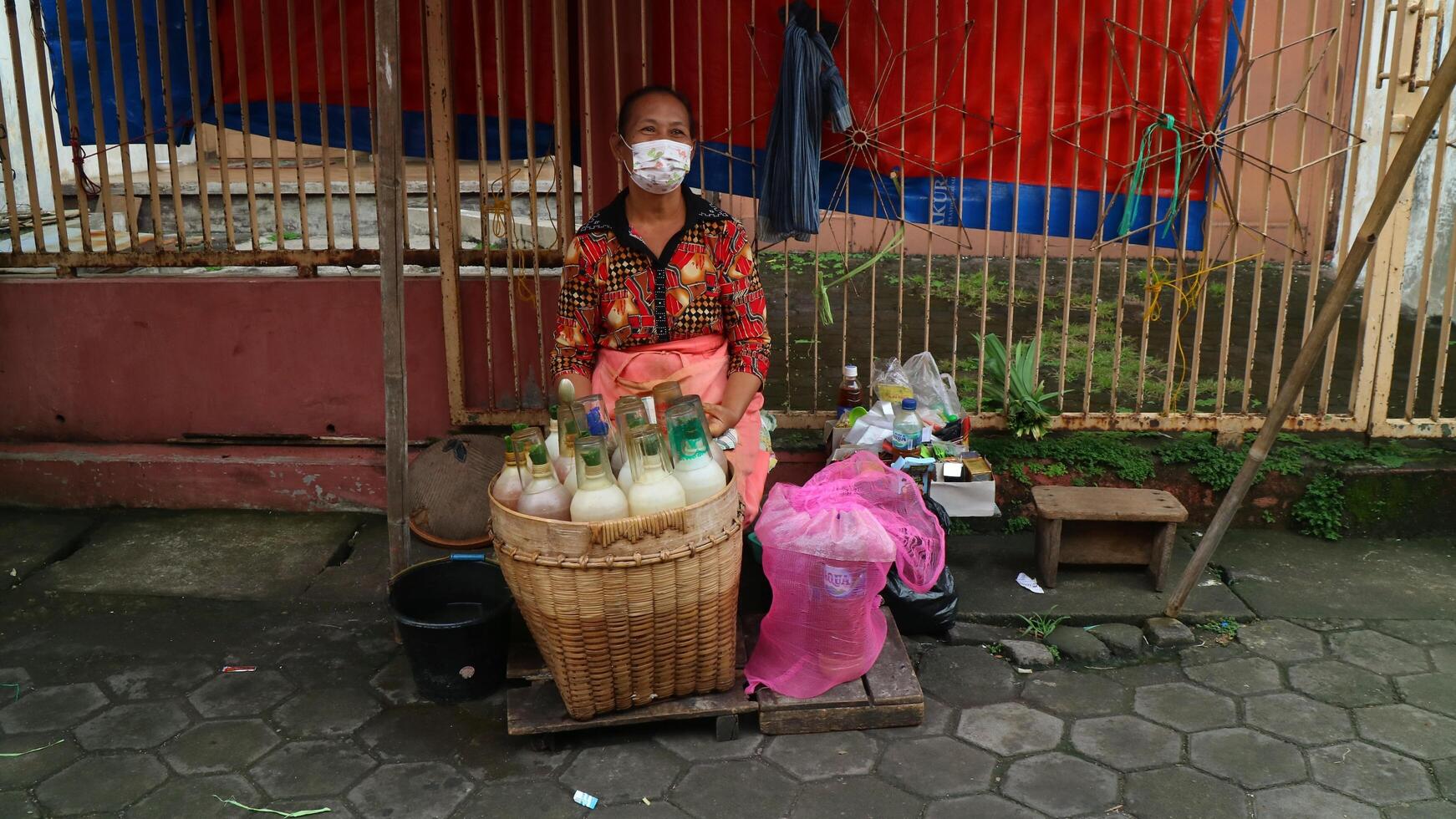 14 februari 2021 - kruidendrankverkoper met masker. Semarang, Indonesië foto