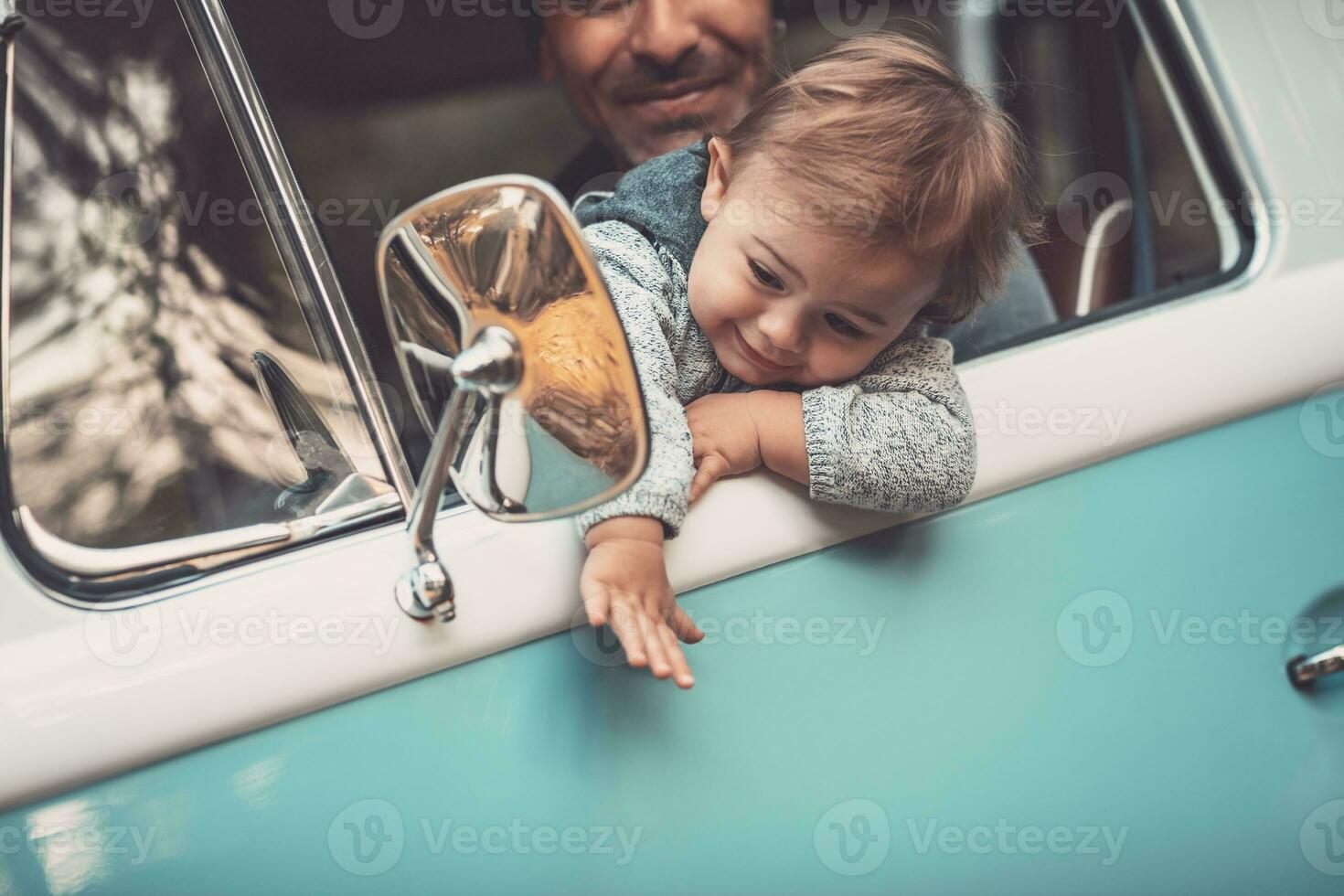 gelukkig vader met zoon het rijden een auto foto