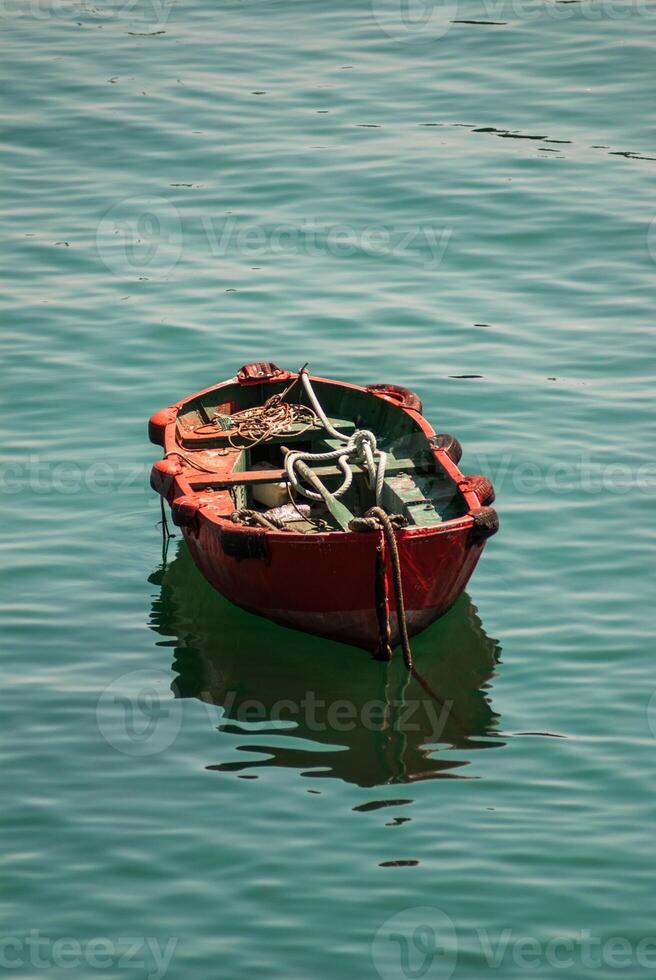 houten boot Aan water in de gsan Sebastian spanje, europa foto