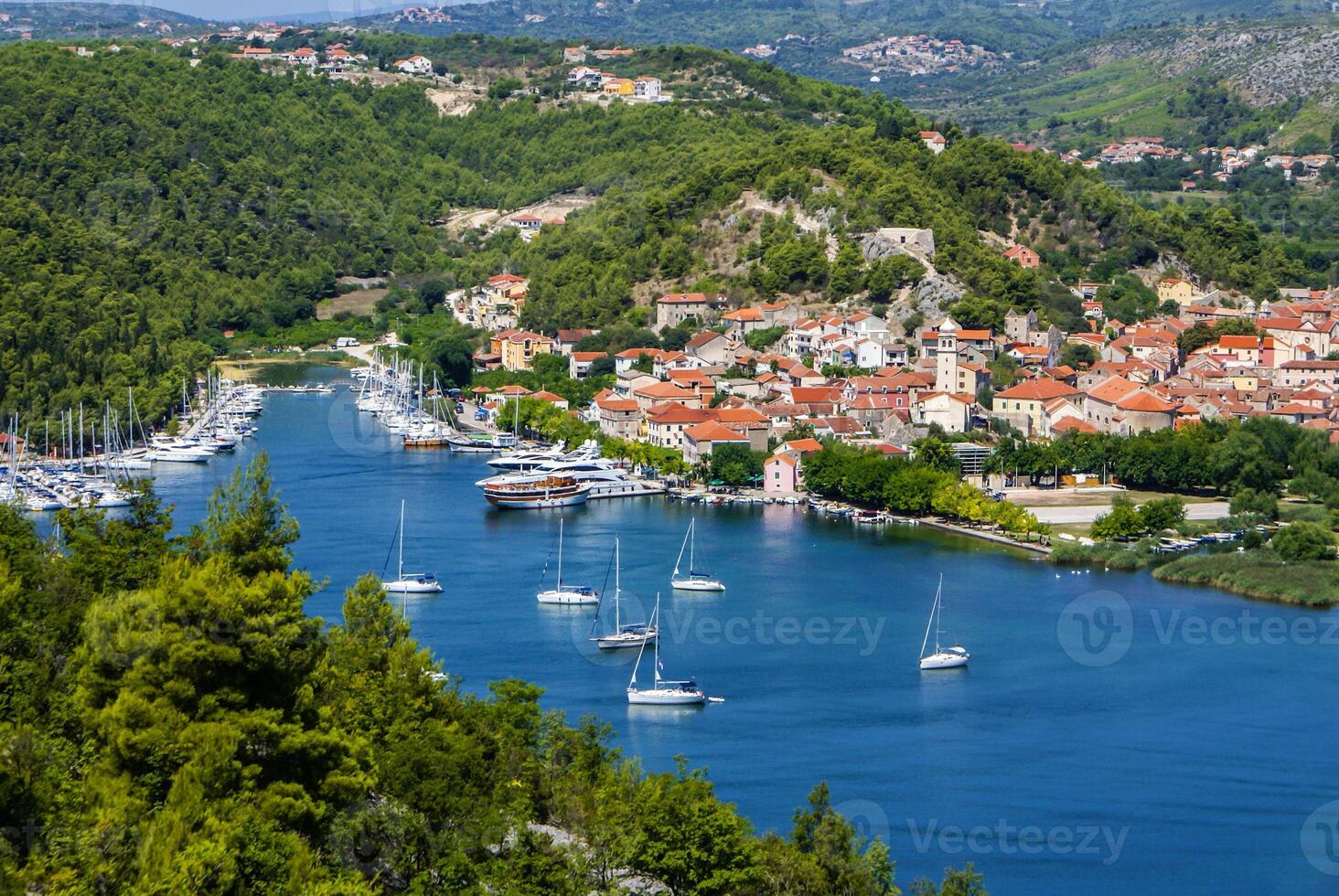 skradin - klein stad Aan adriatisch kust in Kroatië, Bij de Ingang in krka nationaal park foto