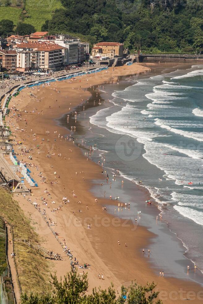 panoramisch visie van zarautz met guetaria Aan de achtergrond Aan een helder zonnig zomer dag. foto