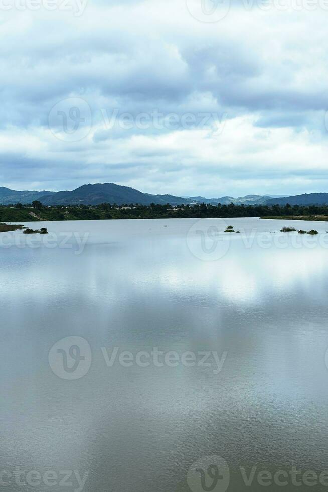 reflectie van wolken Aan meer omringd door bergen. foto